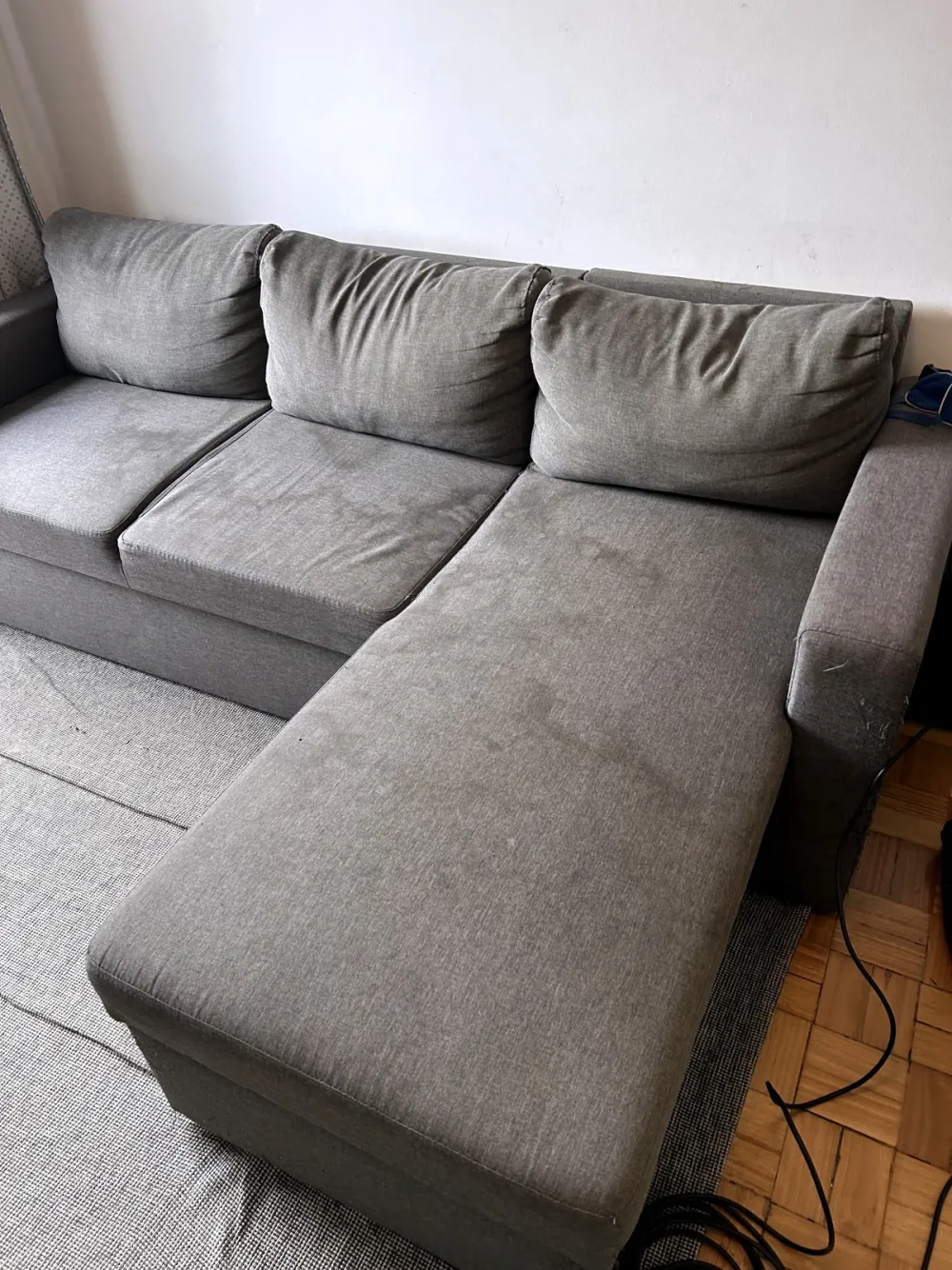 O mesmo sofá antes da limpeza profunda da CleanWave, com manchas visíveis